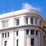 Aνάρτηση τιμητικής πλάκας με το όνομα του μεγάλου ευεργέτη Αντώνιου Παπαδάκη στο κτήριο της Πανεπιστημιακής Λέσχης